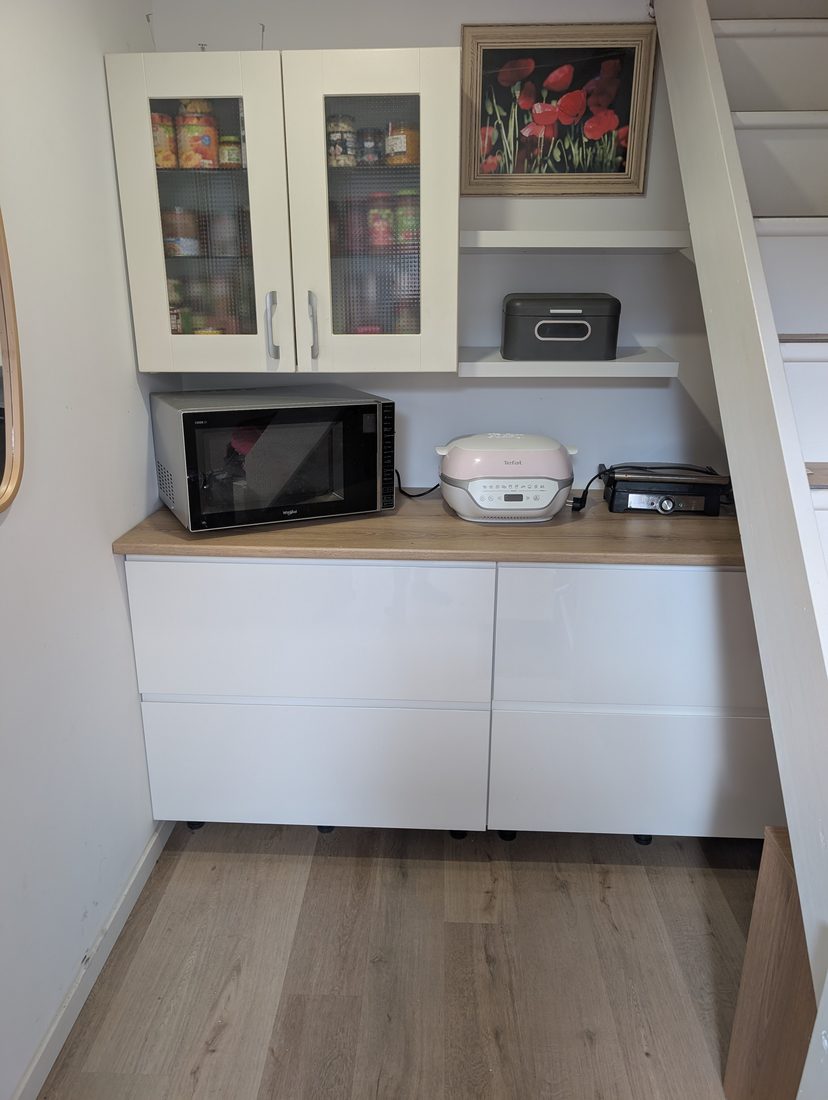 Après : espace trié et rangé selon la méthode KonMari