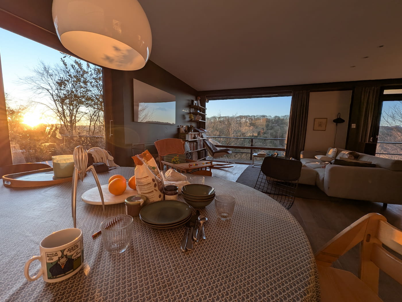 Une table dressée dans la lumière du soir, chez Home with Gabrielle, aide au tri et au rangement à domicile à Saint-Omer